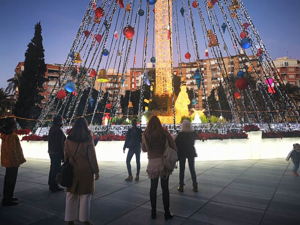 Visita al gran árbol de Navidad de la Plaza Circular de Murcia